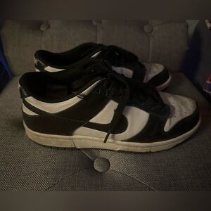 Nike Womena  Black and White Low-Top Sneakers